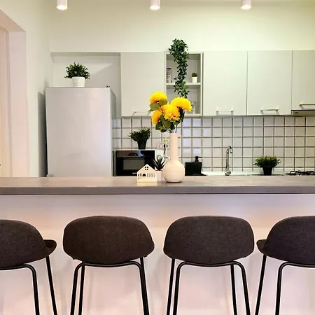 Sophisticated Comfort In The Heart Of The - Romana Square Living Apartment