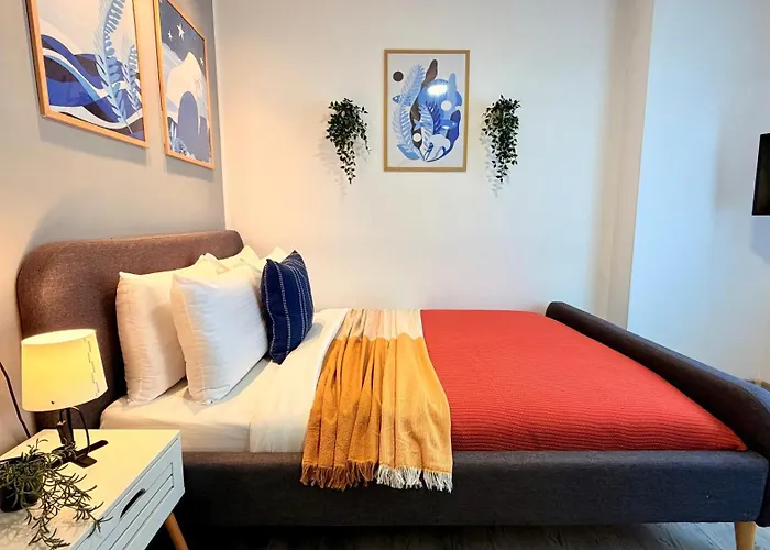 Sophisticated Comfort In The Heart Of The - Romana Square Living