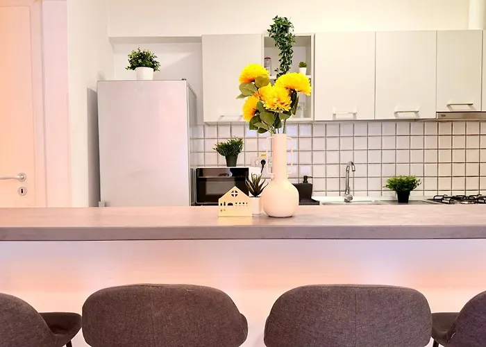 Sophisticated Comfort In The Heart Of The - Romana Square Living