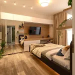 Апартаменти Sophisticated Comfort In The Heart Of The - Romana Square Living *
