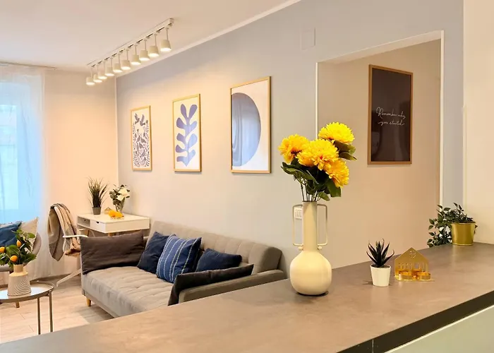 Sophisticated Comfort In The Heart Of The - Romana Square Living