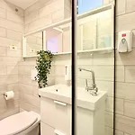Apartamento Sophisticated Comfort In The Heart Of The - Romana Square Living *
