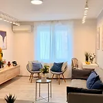 Apartamento Sophisticated Comfort In The Heart Of The - Romana Square Living *
