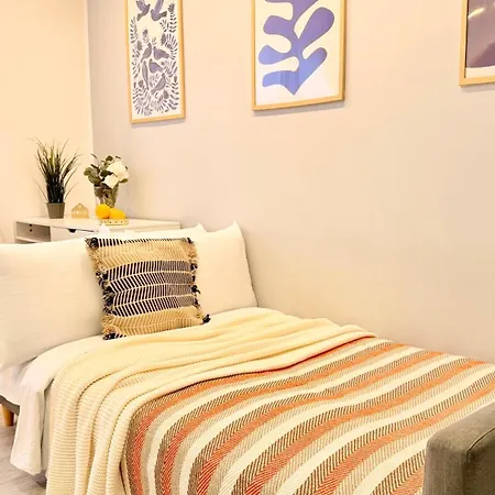 Sophisticated Comfort In The Heart Of The - Romana Square Living Daire
